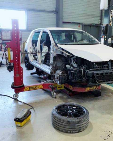 Restauration complète et entretien d'une superbe VOLKSWAGEN GOLF 6R à Louvigné