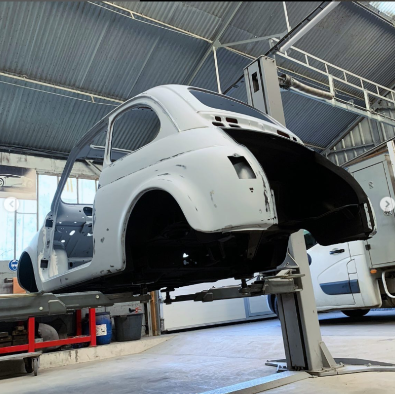 Restauration / montage carrosserie d'une voiture ancienne de collection Fiat 500 à Laval en Mayenne Pays de la Loire