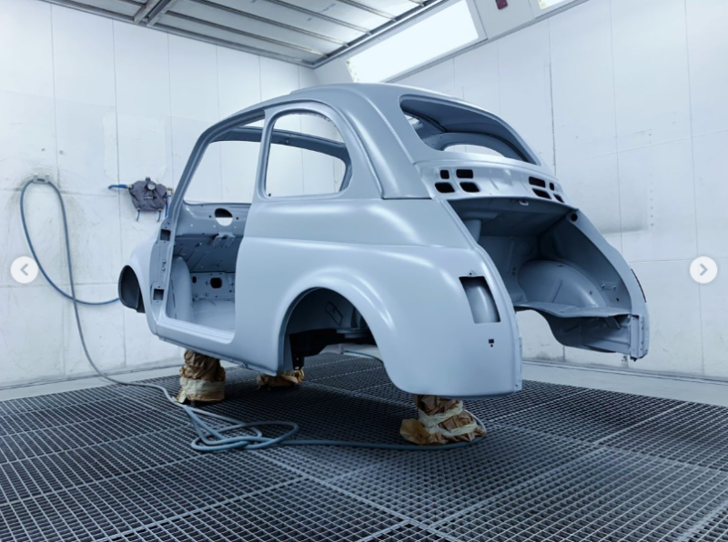Restauration / montage carrosserie d'une voiture ancienne de collection Fiat 500 à Laval en Mayenne Pays de la Loire