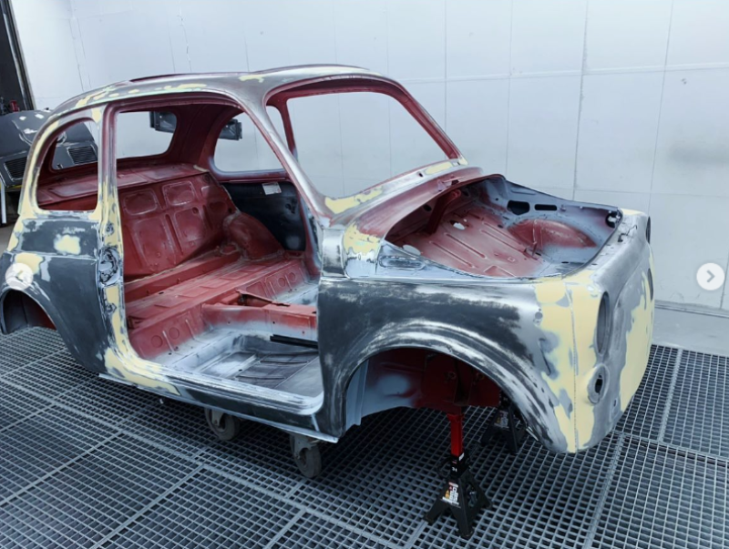 Restauration / montage carrosserie d'une voiture ancienne de collection Fiat 500 à Laval en Mayenne Pays de la Loire